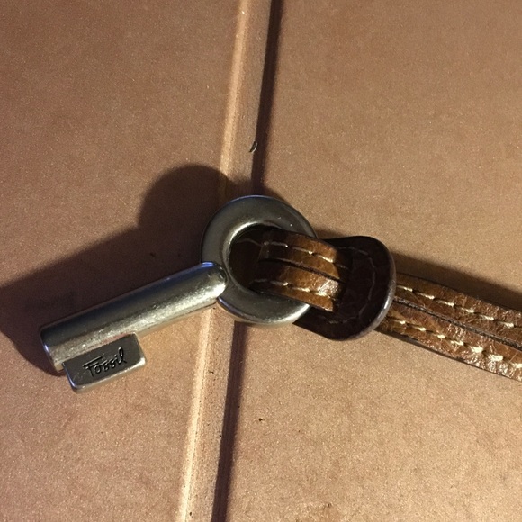 FOSSIL Silver Tone Key CHARM BROWN LEATHER STRAP LOOP Key Fob Bag CHARM - Picture 3 of 6